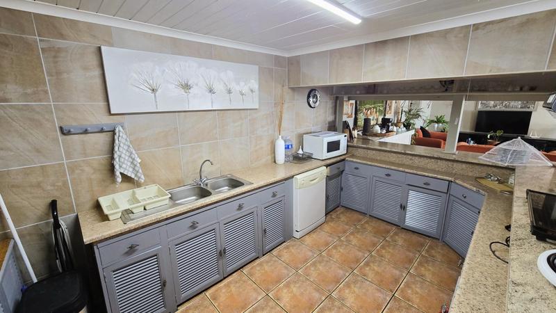 7 Bedroom Property for Sale in De Kelders Western Cape